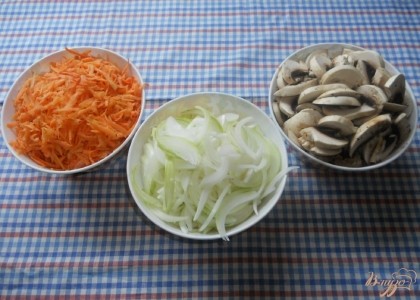 Грибы и морковь мою, чищу грибы, лук и морковь. Грибы и лук нарезаю, морковь натираю на крупной терке. Лук делю на две части, на отдельных сковородах обжариваю до готовности грибы с луком и морковь с луком (на растительном или сливочном масле).