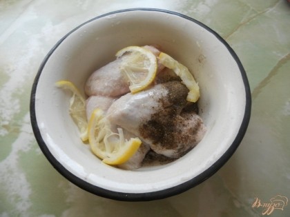 Из трети лимона выжимаю на крылышки сок, после этого лимон нарезаю и добавляю к крылышкам. Также добавляю соль, черный молотый перец и растительное масло.