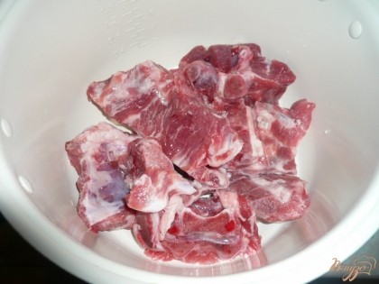 Мясо промываю и выкладываю в чашу мультиварки. Если мясо постное, то стоит добавить немного растительного масла.