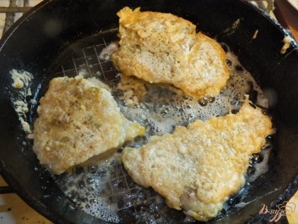 Нагреваем сковородку с маслом и жарим минтай 5- 7 мин с каждой стороны до появления корочки. Дальше наливаем немного воды и с двух сторон на большом огне по 1 мин протушиваем рыбу чтобы она была менее вредная.