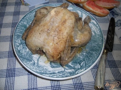 Готово! Готовую курицу перекладываю на тарелку. Мандарин дает легкий приятный привкус мясу. Такая запеченная курица вкусная и горячая и холодная. Приятного аппетита!