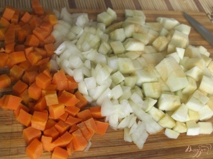 Нарезать кубиками морковь, лук и кабачки.