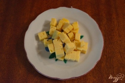 Твердый сыр (я беру Российский) нарезать мелким кубиком.