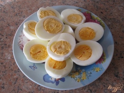 Яйца сварить, очистить и разрезать пополам.