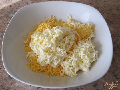 Достать желтки, вместе с сыром натереть на мелкой терке.