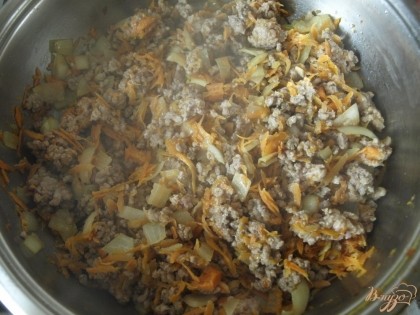 На сковороде разогреваем оливковое масло и обжариваем в нём фарш с нарезанным луком и морковью.