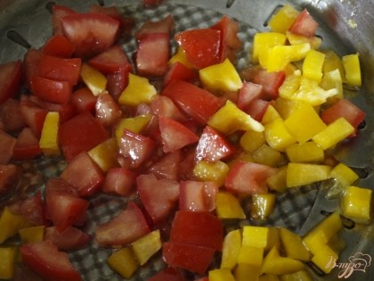Нарезаем кубиками помидоры и перец,также обжариваем на оливковом масле.