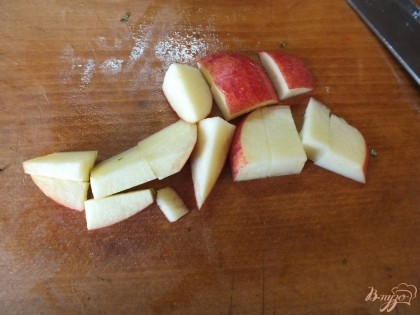 Очень тонкими дольками нарезаем вымытые яблоки.
