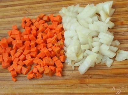 Очистить лук и морковь,нарезать их кубиками.