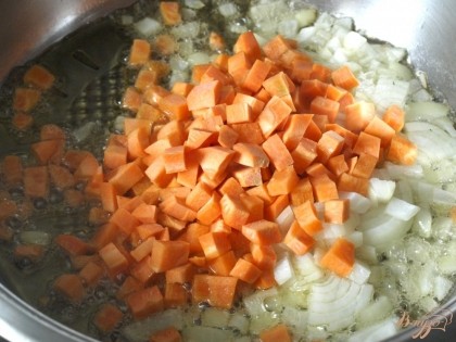 В сковороде разогреть растительное масло и обжарить в нём лук с морковью до прозрачности лука.Затем в сковороду к овощам добавить маш и залить двумя стаканами воды.Варить 25 минут накрыв крышкой. Спустя это время попробовать маш:если он легко раскусывается,то пришло время добавить рис.