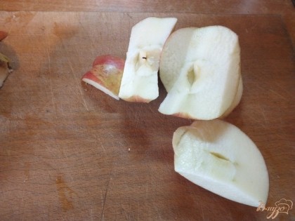 Яблоки используем только очень сладкие, чтобы они перекрыли пресную тыкву. Или добавлять придется больше меда. Нарезаем яблоки дольками вынув семенные коробочки.