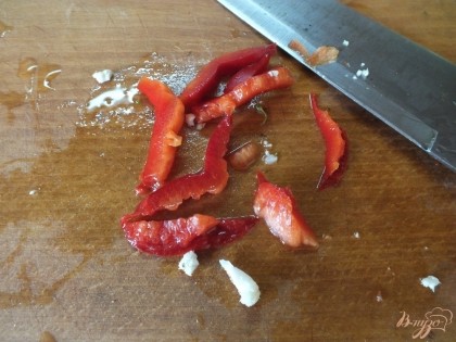 Болгарский перец моем и нарезаем тоненькой соломкой - он скорее украшения, чем вкусовое разнообразие в салате).