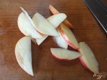 Яблоко моем и нарезаем тонкими дольками.