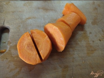 Морковку чистим, моем и нарезаем небольшими кусочками чтобы соковыжималку лучше отжала сок.