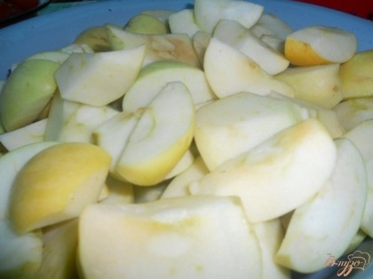 Затем разрезаем каждое яблоко на несколько частей. Сердцевину с семенами ужадять не обязательно, но в домашних яблоках есть шанс встретить квартирантов - червячков, поэтому я предпочитаю и серединку вырезать.