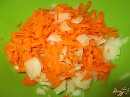 Тем временем, трем на терке морковь и режем репчатый лук.