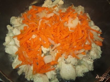 Добавляем лук с морковью к курице.