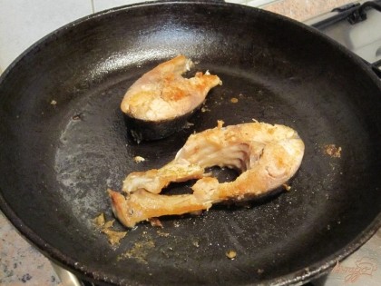 Обжарить кусочки рыбы на раскаленной сковороде по 3-4 мин. с каждой стороны.