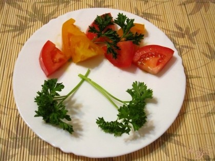 Зелень помыть. На тарелку выложить листочки салата, веточки петрушки и нарезанные помидоры. Полить их 1 ст.л. оливкового масла, подсолить немного.
