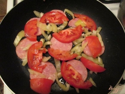 Сверху положить порезанные помидоры и болгарский перец. Жарить на небольшом огне, пока помидоры не дадут сок.