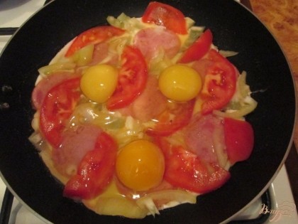 После этого в сковороду разбить 3 куриных яйца, стараясь не повредить желток.