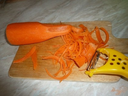 Морковь чищу и тонко нарезаю (удобно использовать терку для моркови по-корейски).