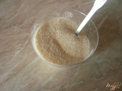 Манную крупу смешиваю с сахаром и солью. Так крупа будет "легче" и при добавлении в молоко комочков не будет.