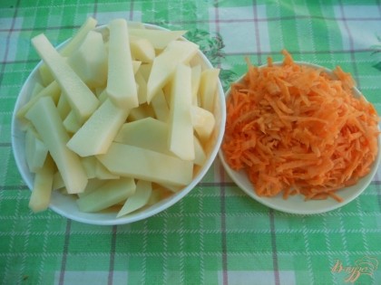 Картофель и морковь чищу, картофель нарезаю брусочками, морковь натираю на крупной терке.