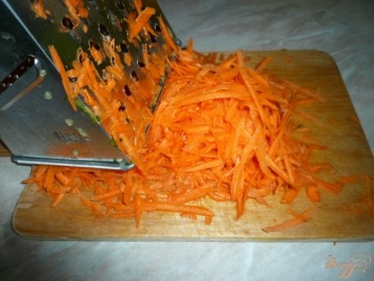 Морковь чищу и натираю на крупной терке.