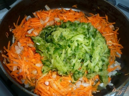 Добавляю морковь в сковороду к луку, перемешиваю, обжариваю. Потом добавляю огурцы.