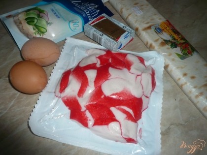 Куриные яйца отвариваю вкрутую (9-10 минут после закипания, на слабом огне). Остужаю в холодной воде.
