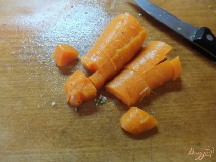 Морковку тоже варим до готовности, очищаем и нарезаем кубиками.