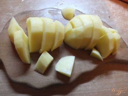 Картофель нарезаем крупными кубиками, чуть меньше фрикаделек в размере.