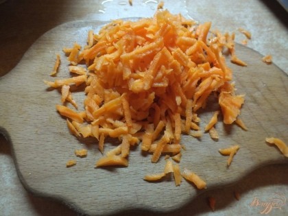 Натираем на крупной терке очищенную и вымытую морковь.
