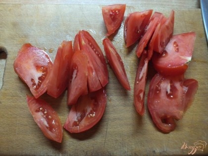 Моем и нарезаем дольками потоньше помидор.