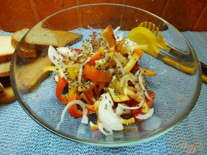 Готово! Подаем салат сразу, чтобы овощи не стекали. Приятного аппетита!=)