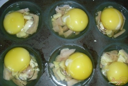 А сверху разбить яйцо. Яйца лучше брать небольшие (2 сорт), или формочки побольше.
