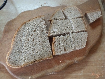 Хлеб нарезаем на небольшие квадратики и высушиваем в духовки до состояния сухарей.