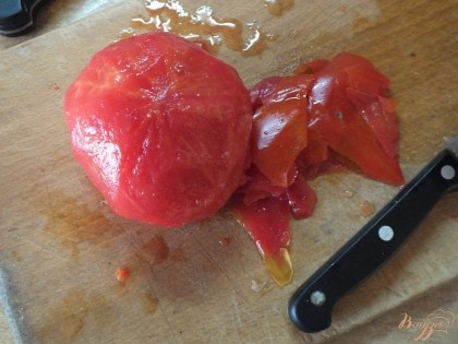 С помидора снимаем ножом кожу и отрезаем попку.