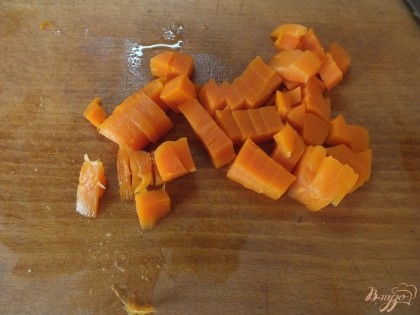 Нарежьте кубиками морковь не крупно.
