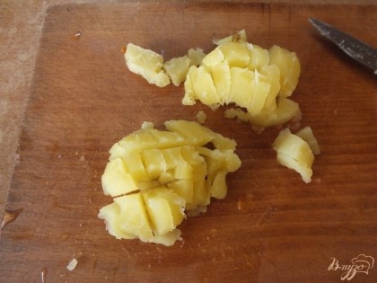 Так же крупно нарежьте картофель и очень мелко лук.