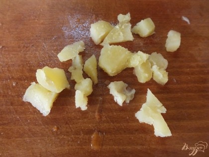 Отвариваем до готовности картошку и нарезаем мелкими кубиками предварительно очистив от шкурки.