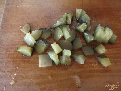 Такими же кубиками как и картофель нарезаем соленый огурец отрезав попки.