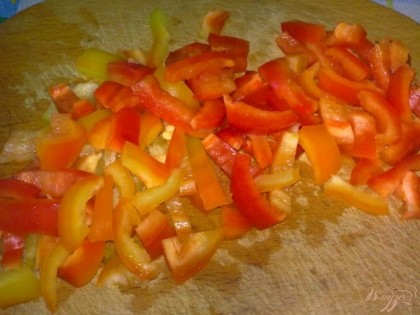 Болгарский перец помыть, удалить семена и нарезать соломкой.