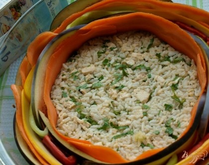Поверх рисовой смеси по кругу выкладываем овощи начиная от края, чередуем. Например: баклажаны, морковь, кабачки, перец.