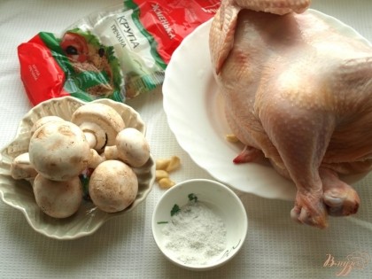 Подготовить курицу, овощи и грибы.