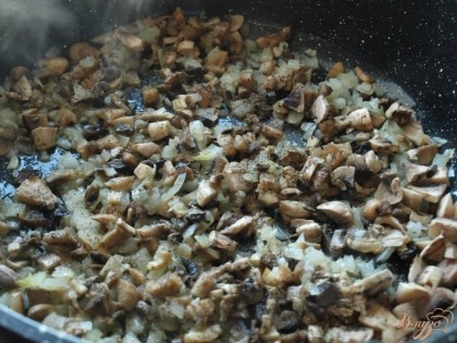 Разогреть в сковороде немного масла и обжарить грибы с луком.