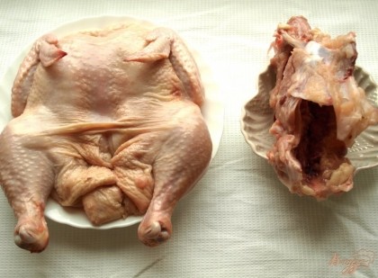 Вот то что у меня получилось - отдельно тушка курицы,отдельно скелет, который я оставила для бульона.Тушку курицы внутри и снаружи смазываем маринадом.Для этого смешиваем соевый соус, аджику, перец и чеснок.