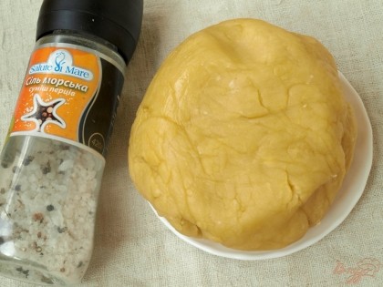 Приготовить тесто:сливочное масло растопить и растереть с творогом,солью,сахаром и содой.Добавить муку и замесить тесто.Убрать в холодильник на 30 минут.