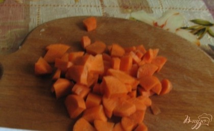 Морковь моем, чистим и режем маленькими кусочками.